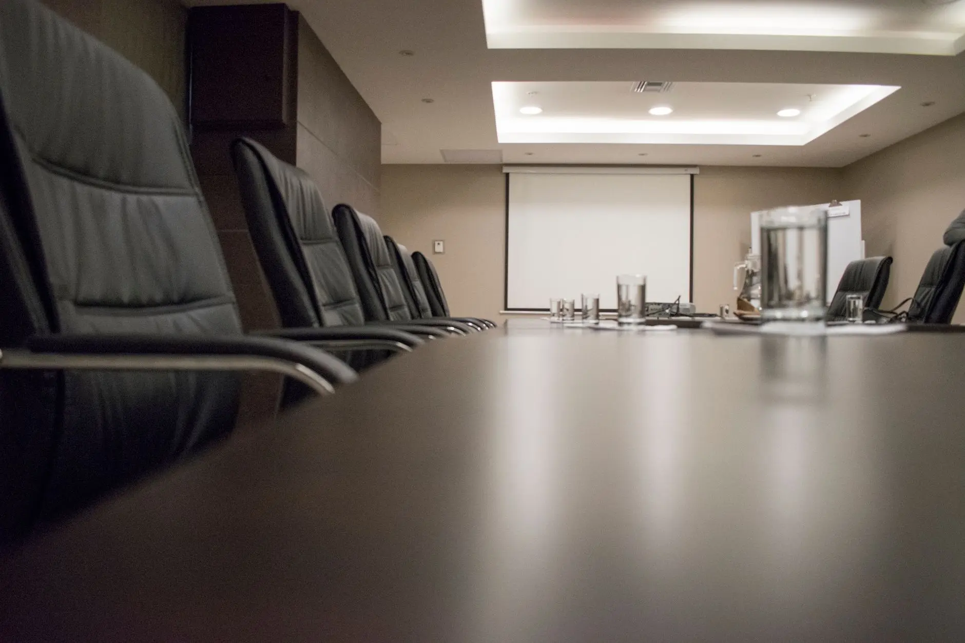 武汉企业办公桌椅选购指南:会议桌与职员椅如何匹配办公空间需求正文配图 2
